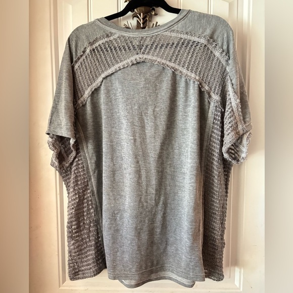 ANDREE BY UNIT Gray Short Sleeve Top with Mesh Detail - Picture 5 of 7